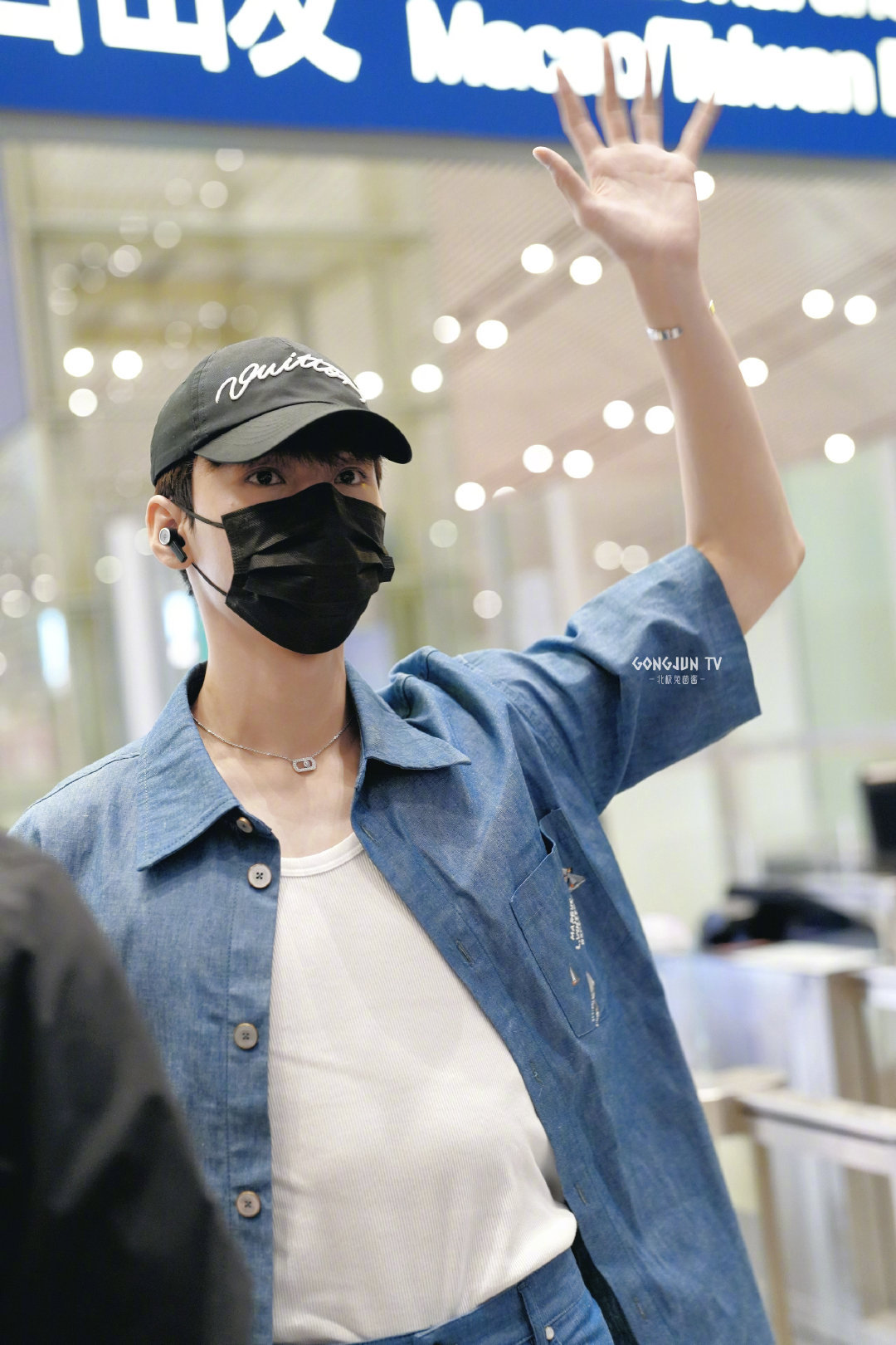 龚俊×机场出发🛫身穿LouisVuitton丹宁套装，佩戴Mess