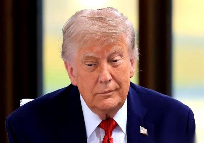 法国小镇埃维昂莱班，G7峰会的长条桌上还摆着高级矿泉水，无数个相机的闪光灯咔咔作