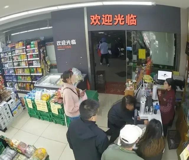 上海，谁也不会想到，便利店内女子与店员的一起普通退货纠纷，最终竟会落得个猝死的惨