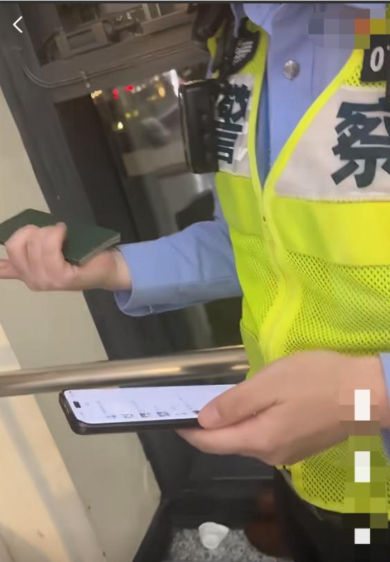浦东机场上演盗窃闹剧，旅客电脑不翼而飞，民警锁定一名赤脚外籍男子，当场人赃并获！