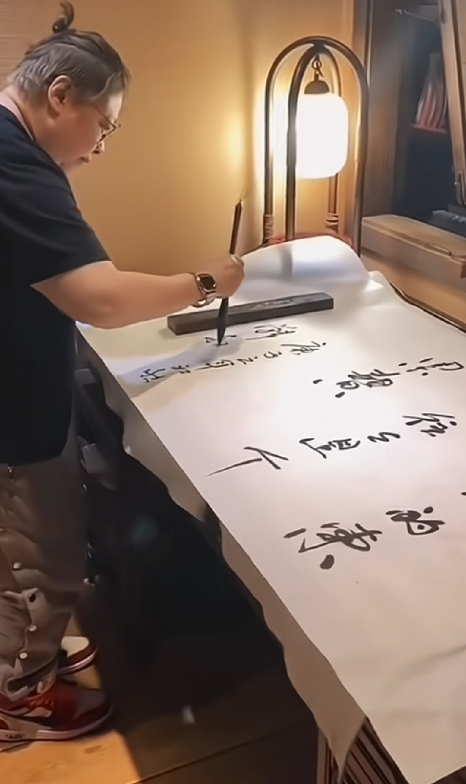 韩红在家中挥毫泼墨现场书法时的一幕，韩红除歌手、公益人身份之外，书法是她长期一直坚持的爱好。