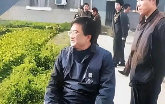 2001年，马向东被执行注射死刑，相关经过公开，行刑前戴着镣铐与妻子流泪道别。