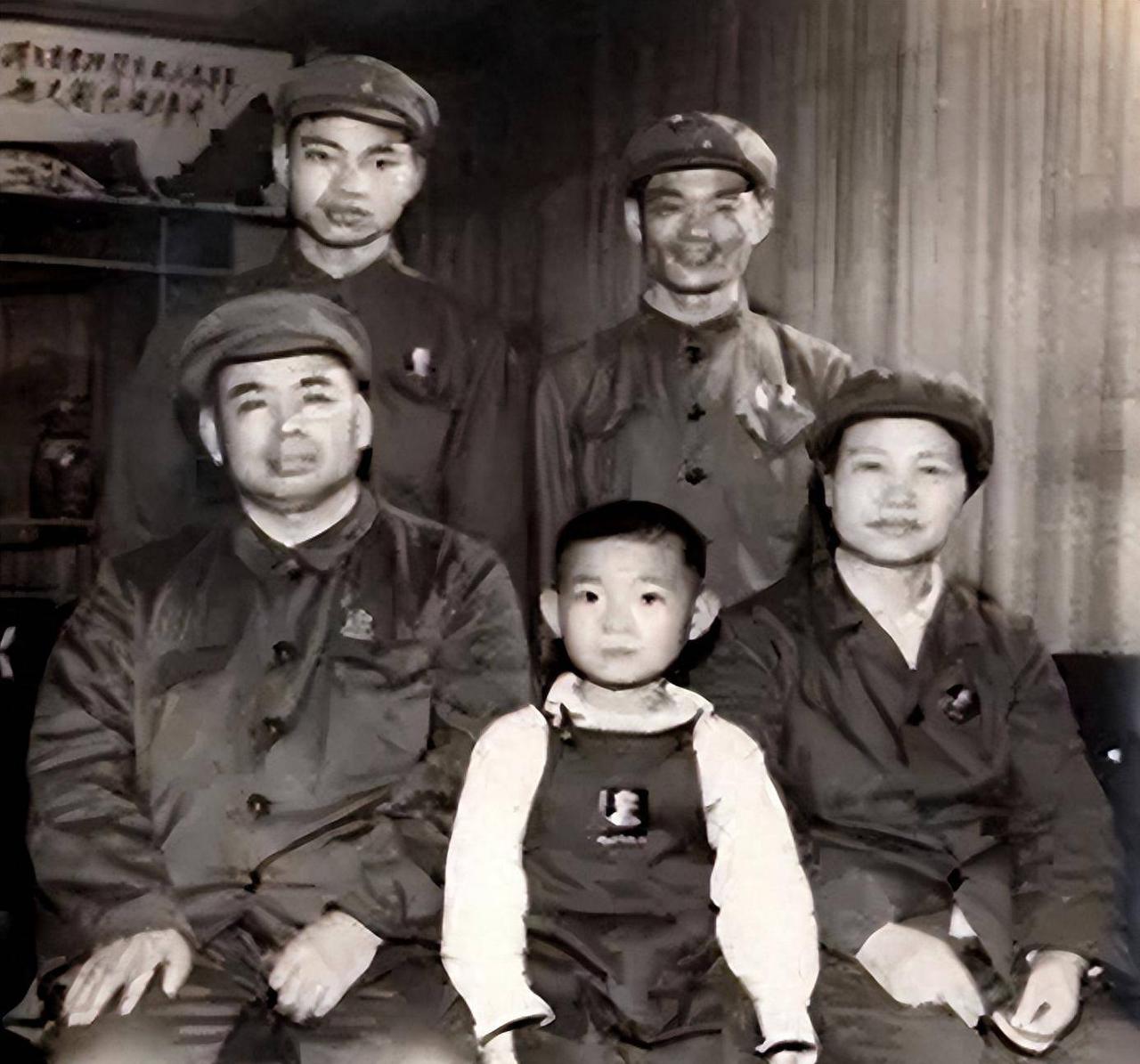 少林将军许世友的七个子女，最后都官至何位了第一位：长子许光。他幼年经历坎坷，