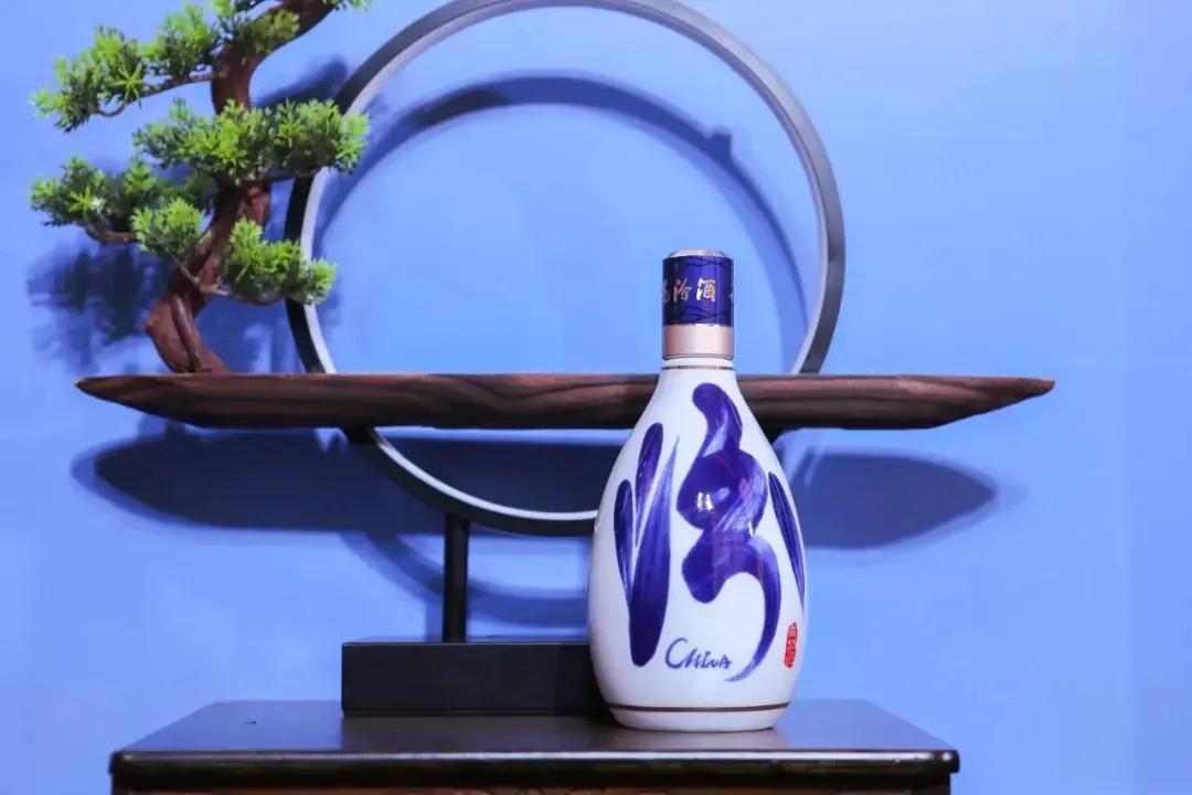 近日，山西汾酒交出白酒行业“寒冬”下的亮眼答卷——2024年营收360.11亿元