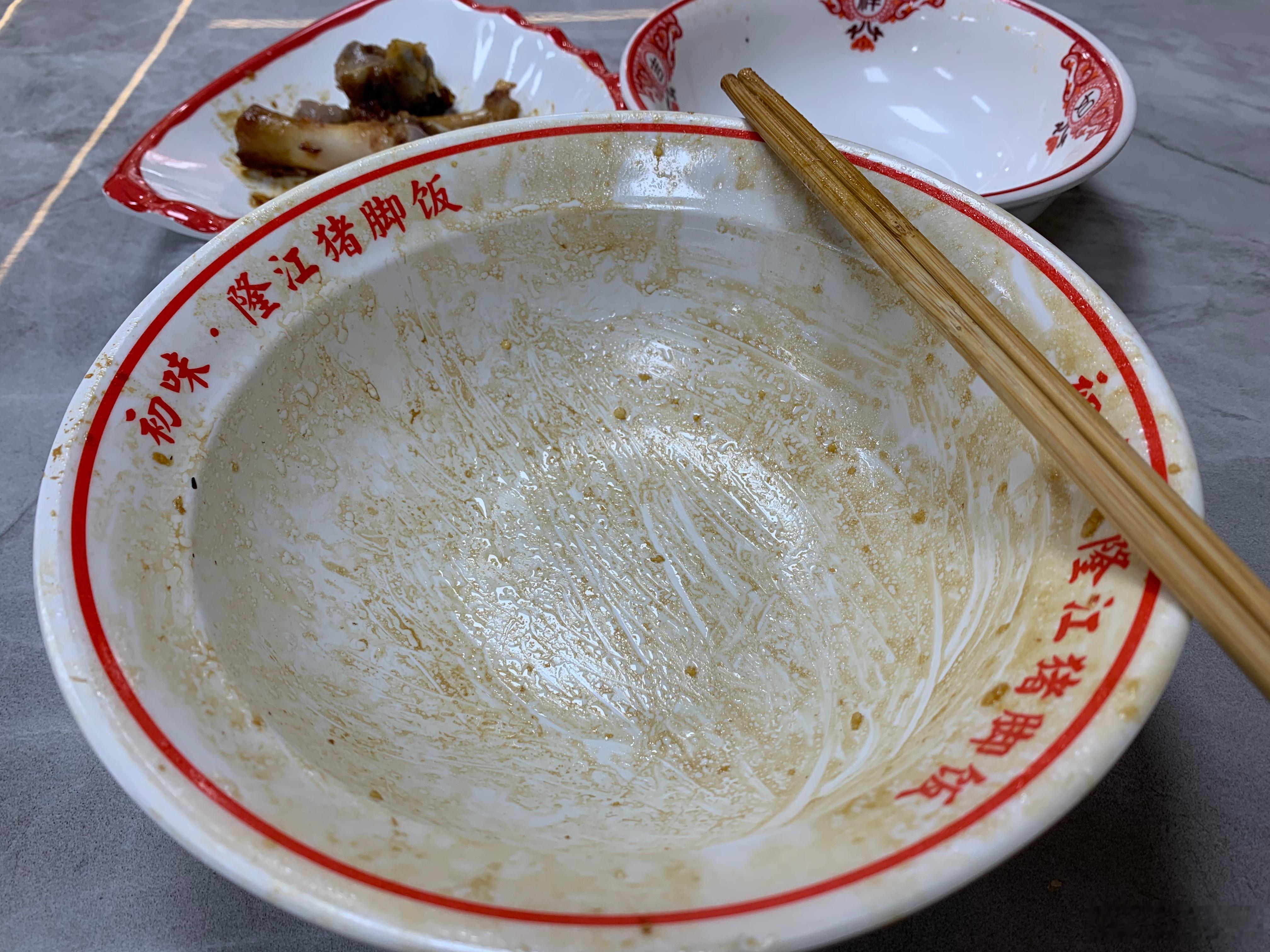 今天突然想吃猪脚饭了。上海艳阳高照，为了吃，出门一趟，顶着酷暑，到老地方吃一顿猪