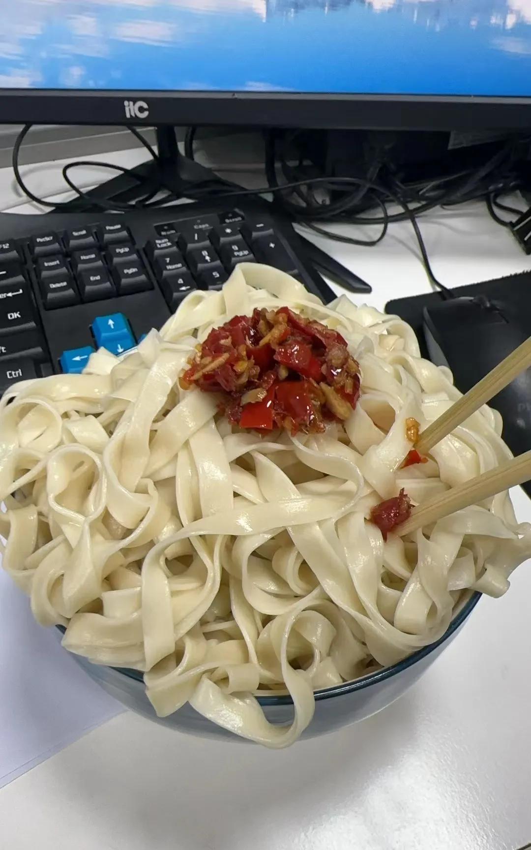 朋友的晚餐，湖南剁辣椒拌凉面条，他非常喜欢这样吃，简简单单，不用炒菜、煲饭、买馍