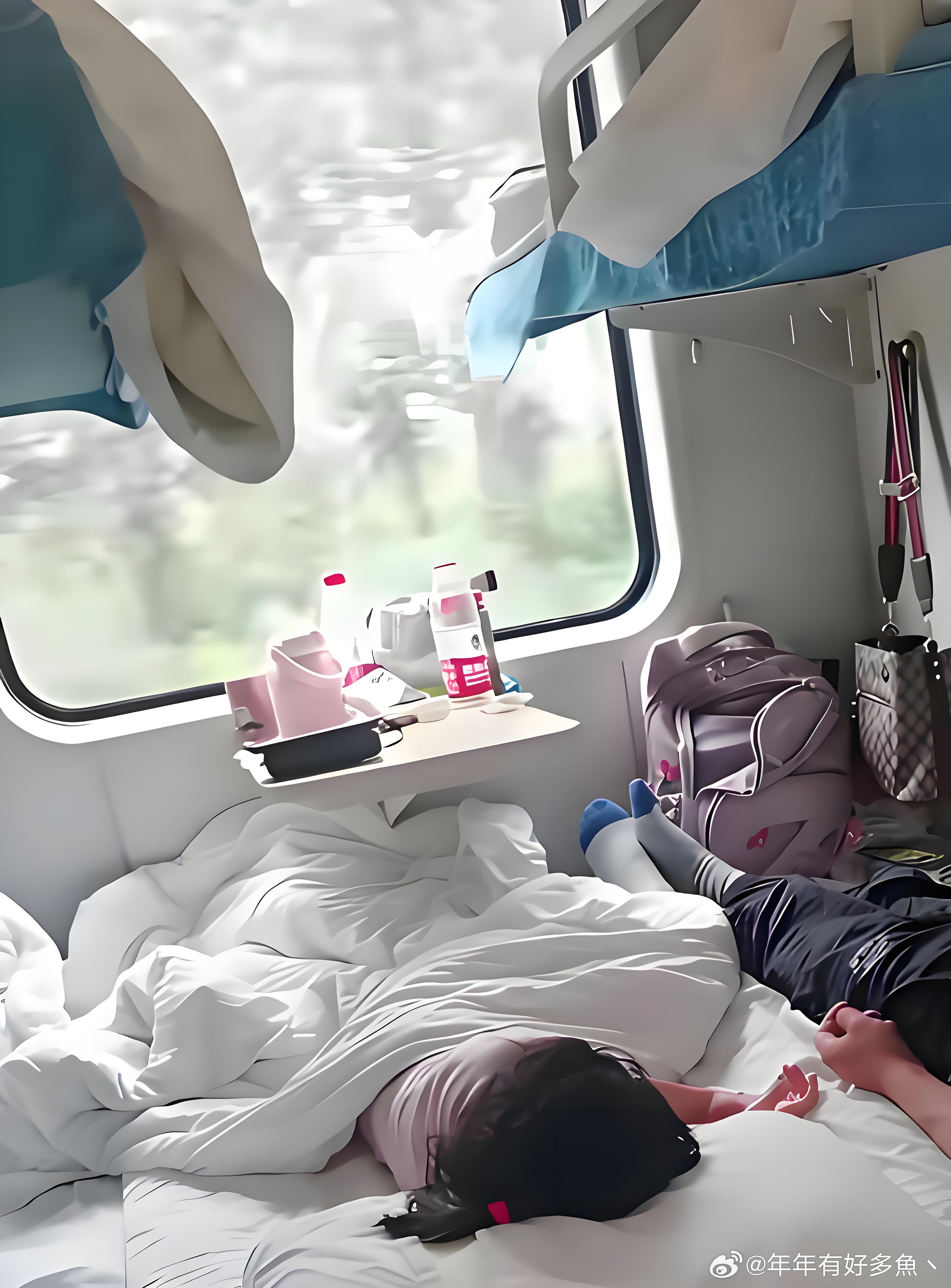在火车上睡成这样合适吗？让别人怎么下床…