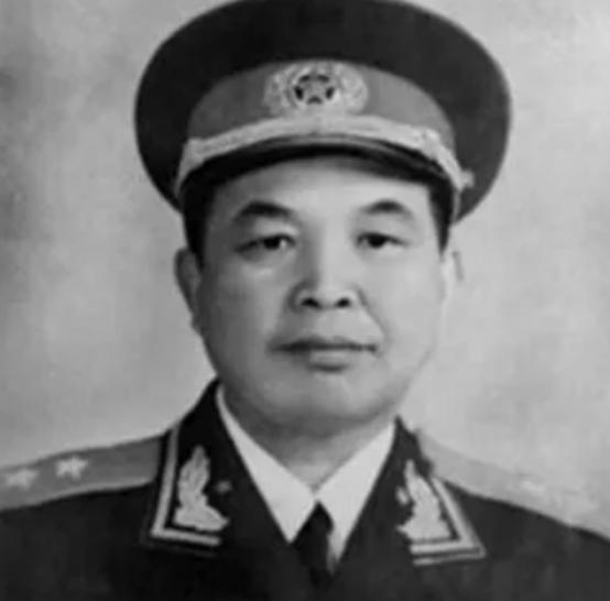 1950年，开国中将刘忠回到家乡，回到家后却发现空无一人，他发疯似的在街上寻找母