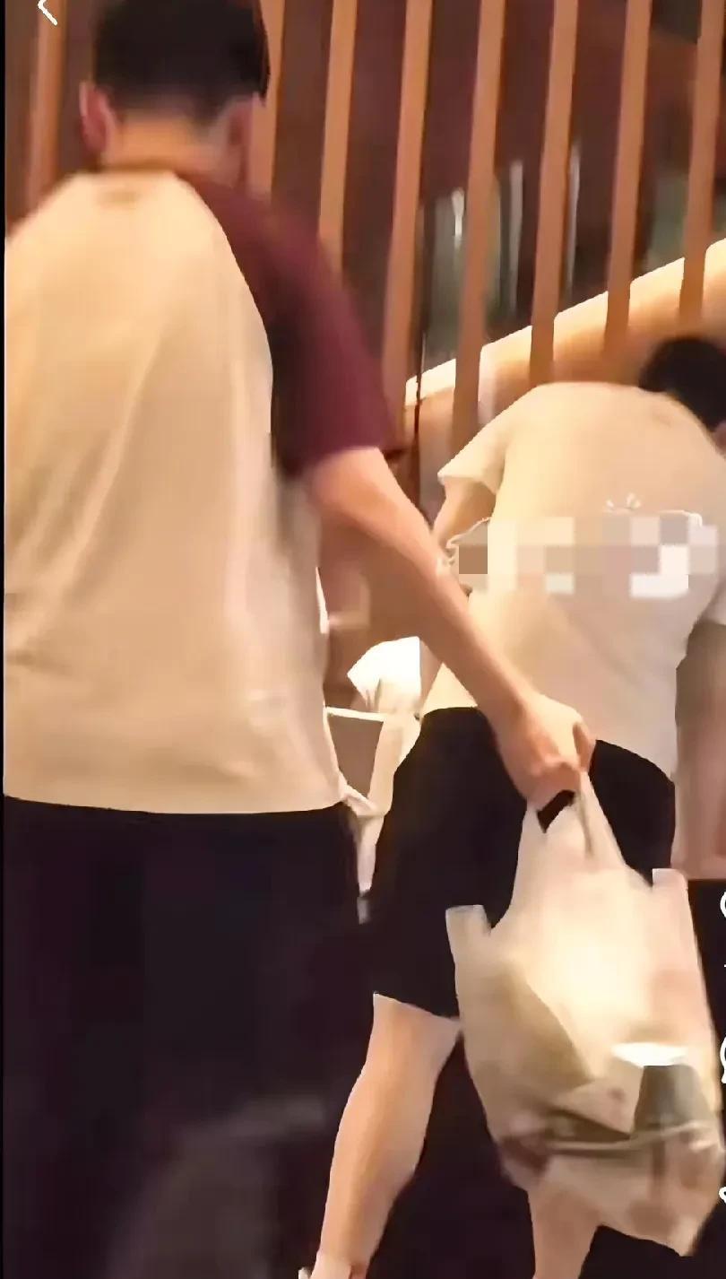 匆匆出去又匆匆回来的莎莎和大头，还以为去吃饭了，原来是去买零食了！一人提了
