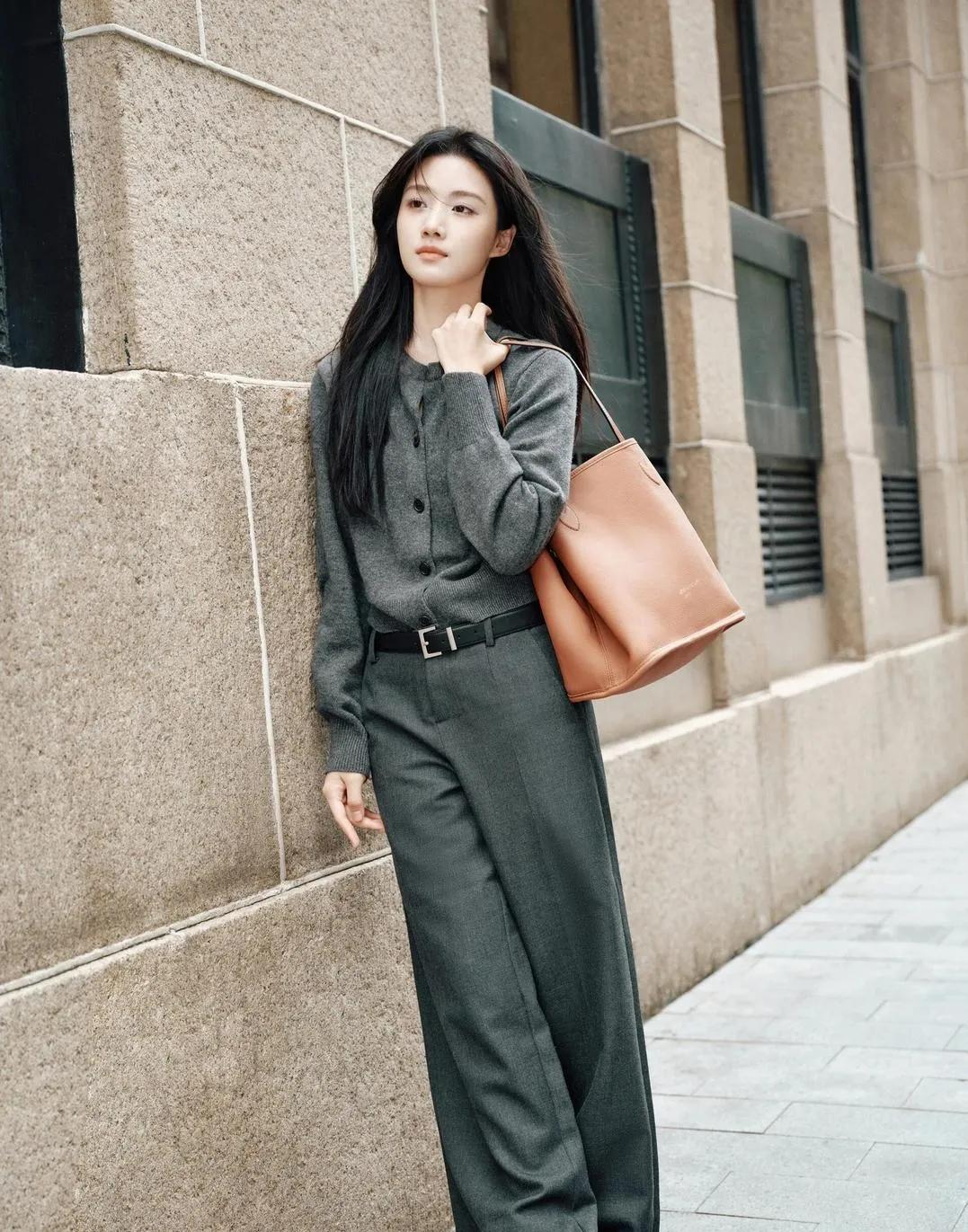 卢昱晓这一身真的太有质感了卢昱晓私服好简约！灰色针织衫叠穿阔腿裤，温柔又大