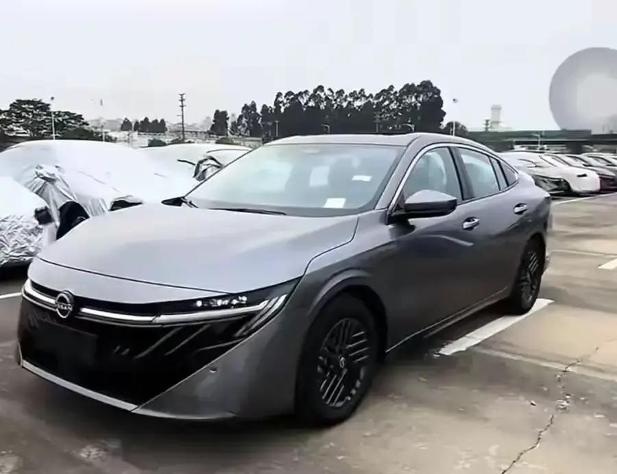 新款轩逸刚露面，就让不少车友直呼上当！车身长宽稍微拉长点，高度还压低了，看起来更