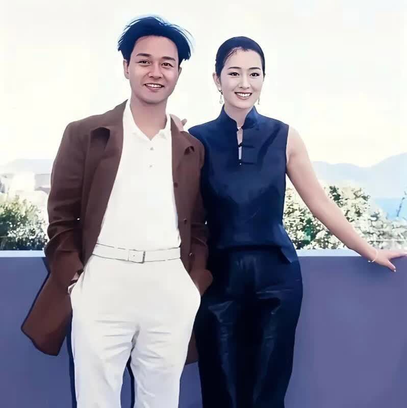 1992年，张国荣和巩俐在北京时的珍贵合影。张国荣眉眼深邃，眼眸明亮，五官立体，