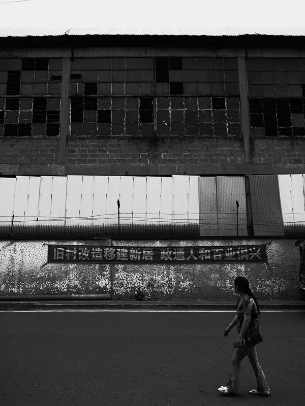 上世纪九十年代末国企改革，很多职工下岗。但改革也给下岗职工带来了不少好处。当时