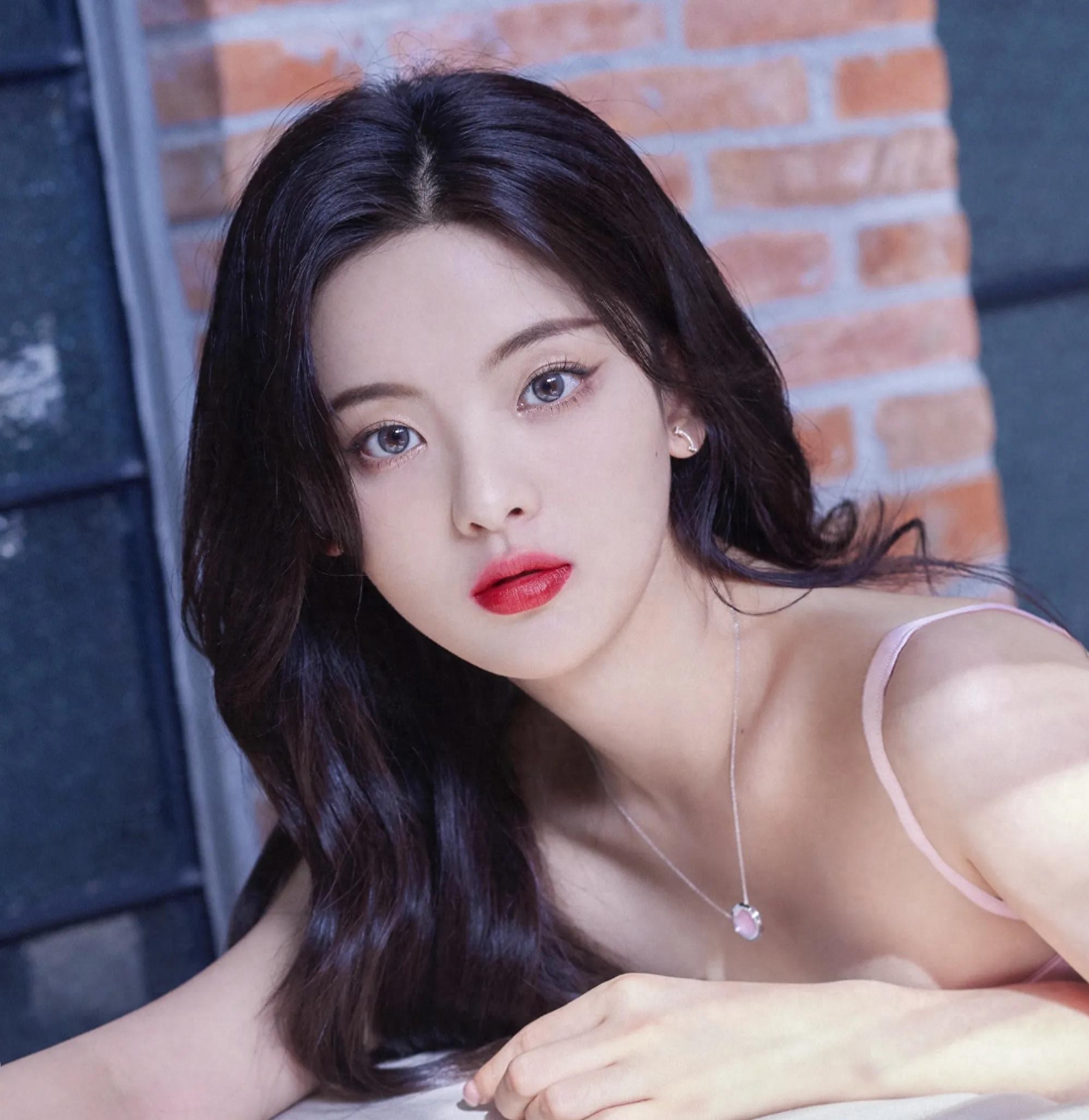 有一天，小明对妈妈说：“妈妈，我好冷啊。”妈妈心疼地说：“那你赶快去墙角蹲着。