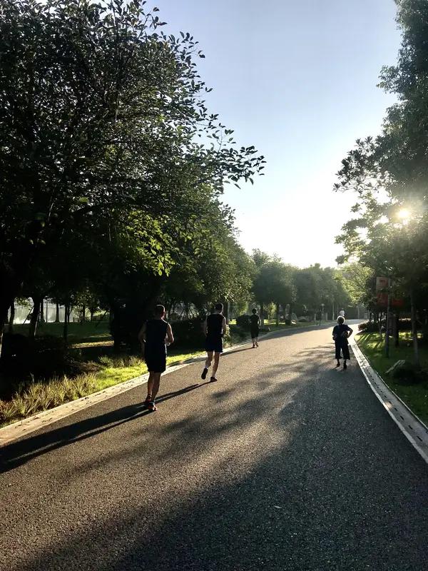 今日晨跑打卡！今天稍微加了点强度，配速和步频都加快了，心率到了127，不过还算合