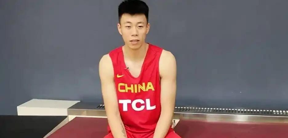 张镇麟加盟上海后今天迎来首秀，上海男篮首场热身赛张镇麟出场29分钟，14中5，拿