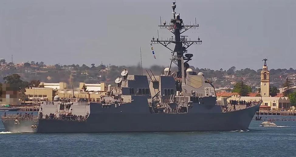 美国伯克战舰怎么会这么丑啊？尤其是看证明，腮帮子两侧多出来一大块，就像得了腮