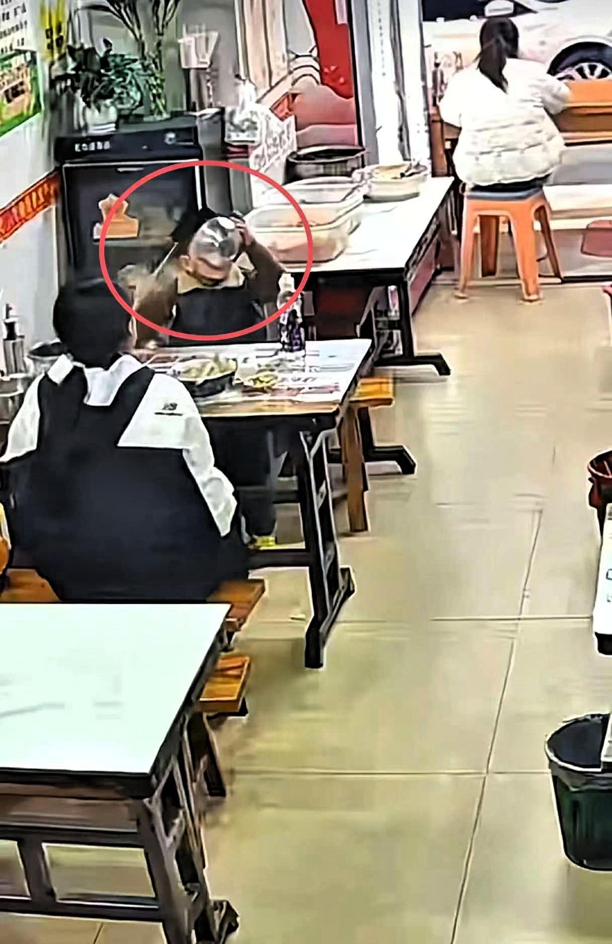 男孩一句话火上人民日报了，男孩和妈妈到店里吃牛肉粉，把一碗粉吃得干干净净，连汤都