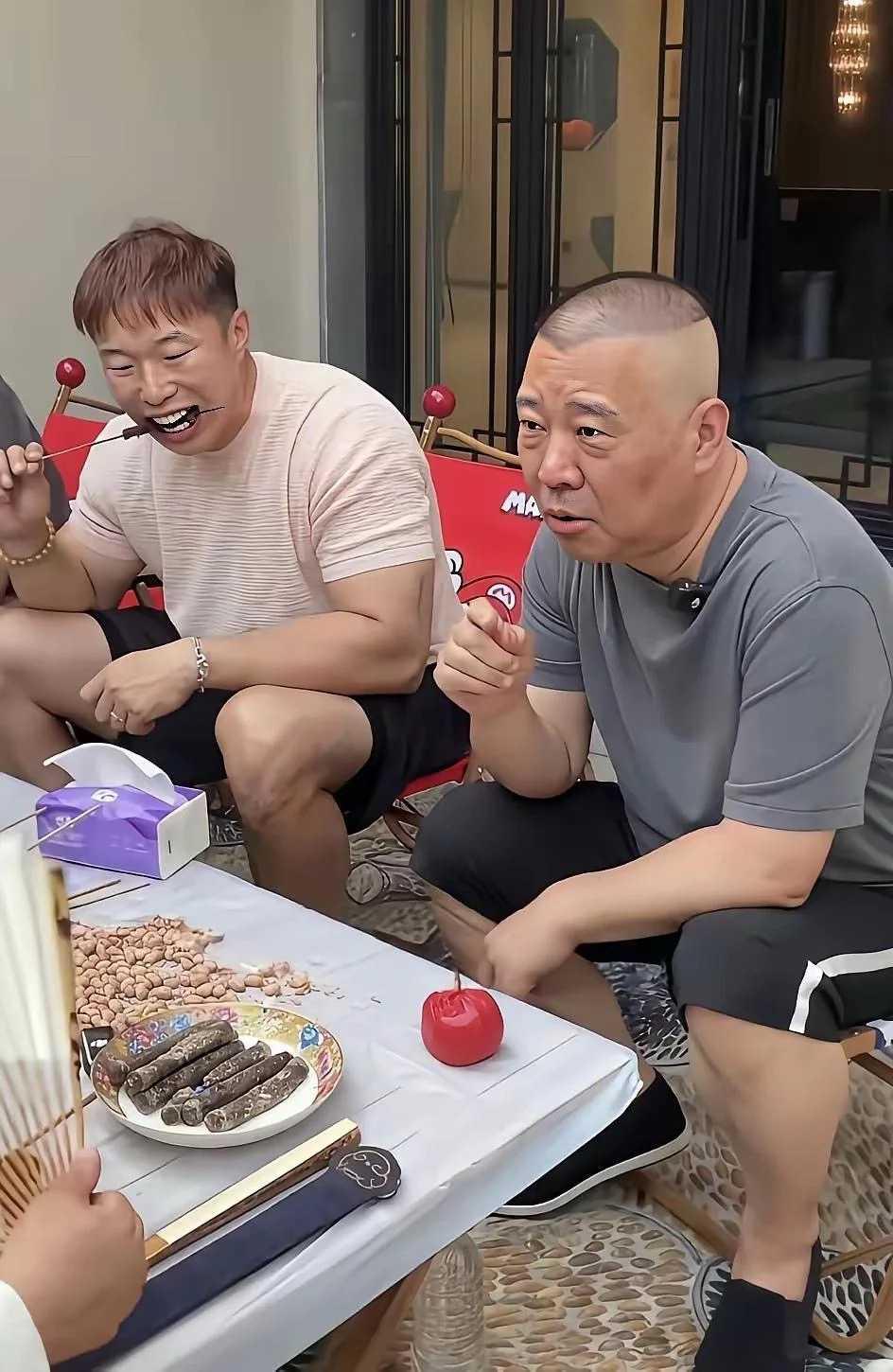 其实我更好奇盘子里的是什么