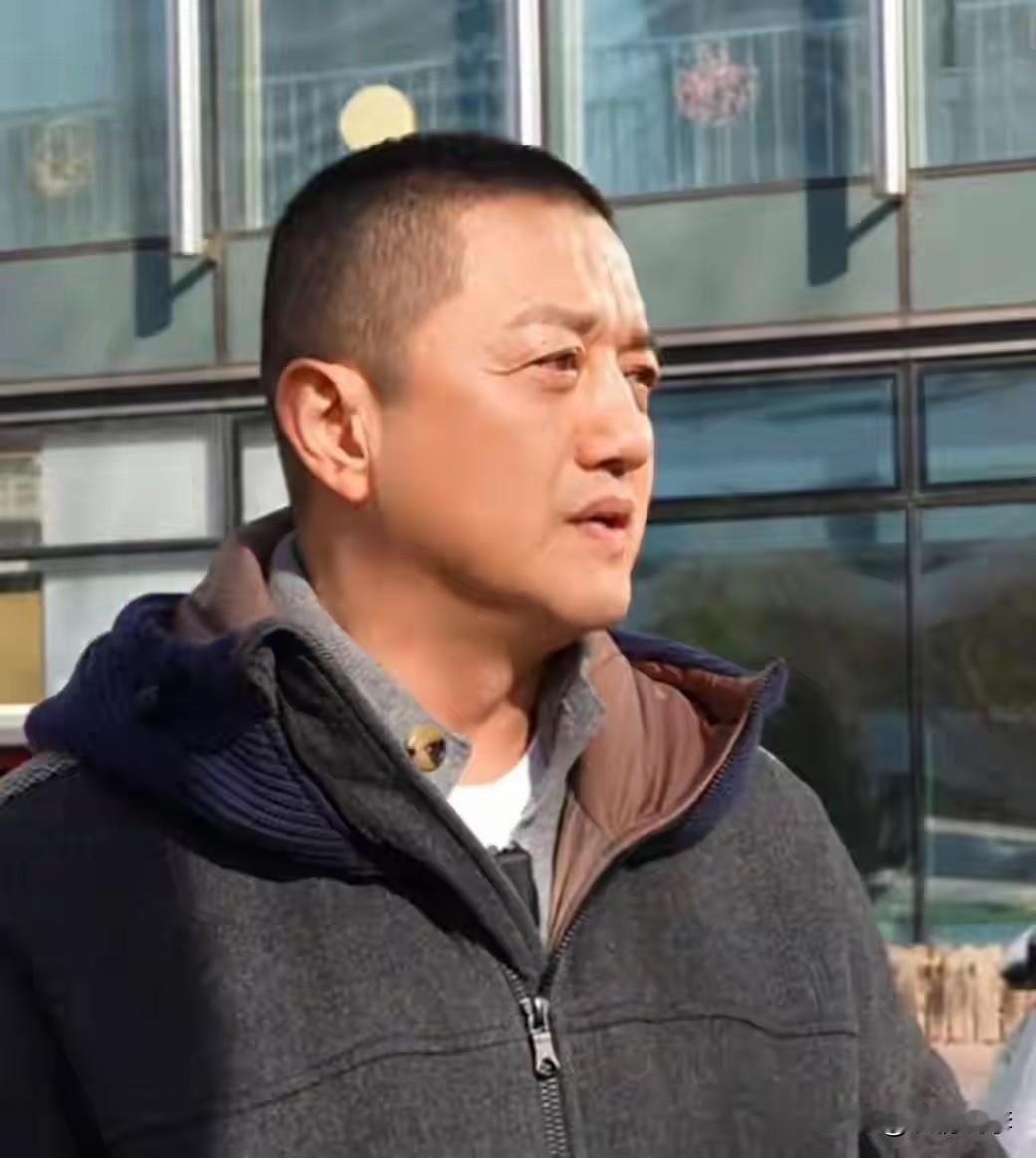 一位受益者，男子，在人头攒动的地铁车厢发声说：我是嫣然天使基金的受益者，得益于李