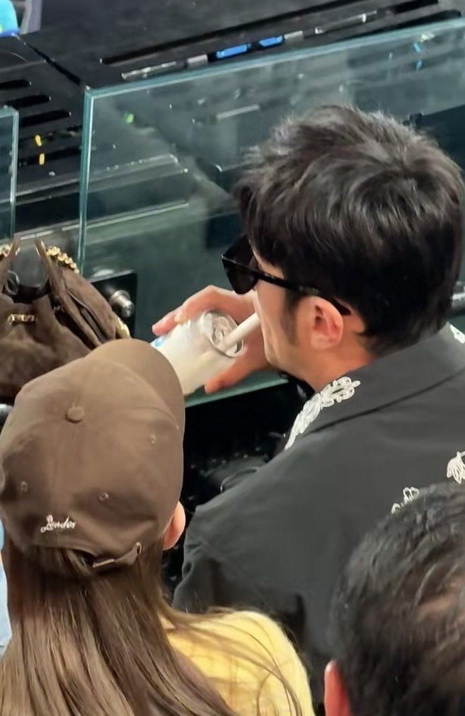 跟老婆看着球，喝着奶茶