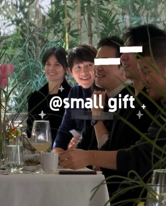 宋仲基夫妇出席好友婚礼宋仲基和妻子出席好友婚礼，来看看素颜状态如何？