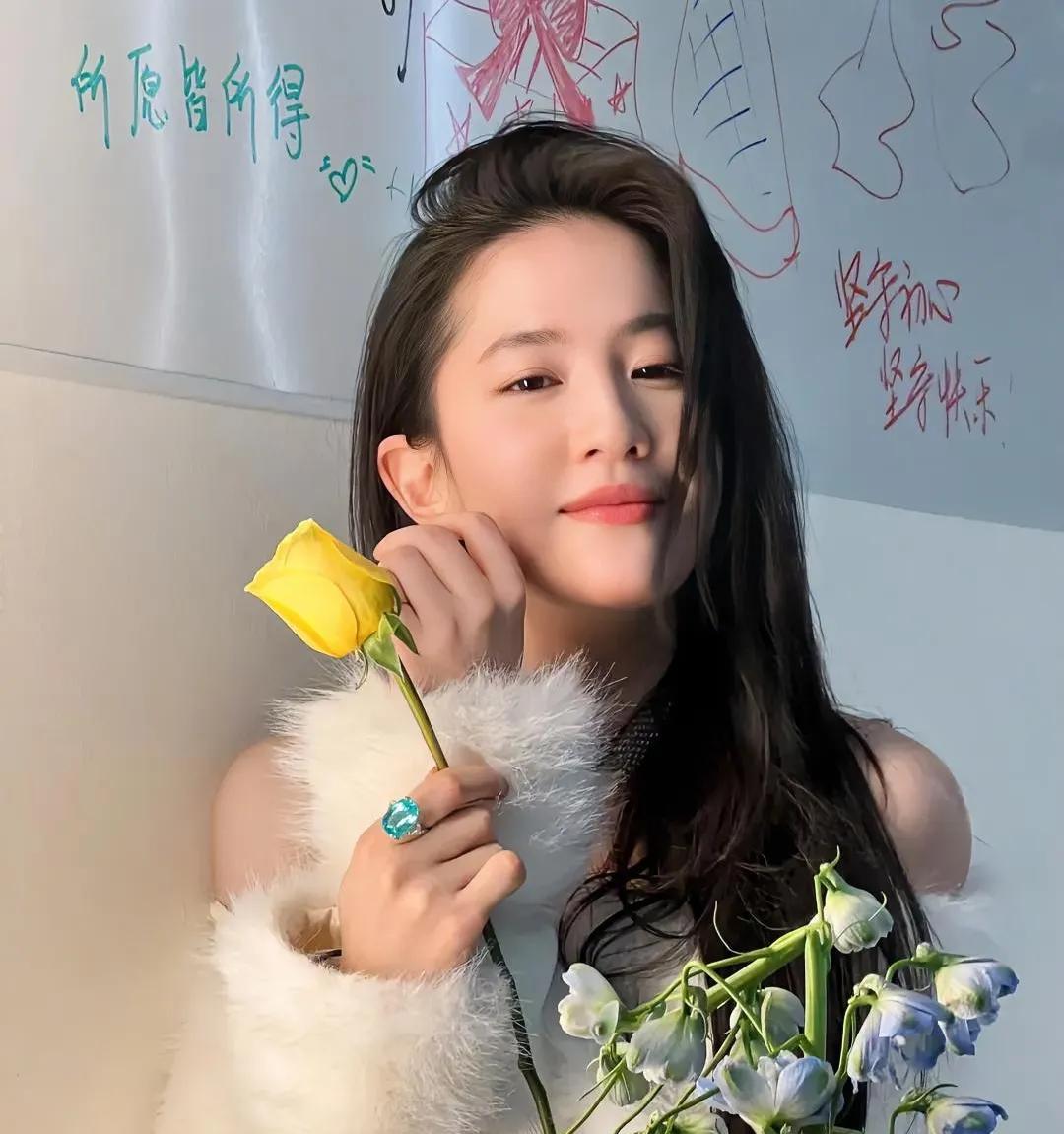 刘亦菲又被审判了，倒不是因为她没拿奖，也不是因为她演技问题，而是因为她没有