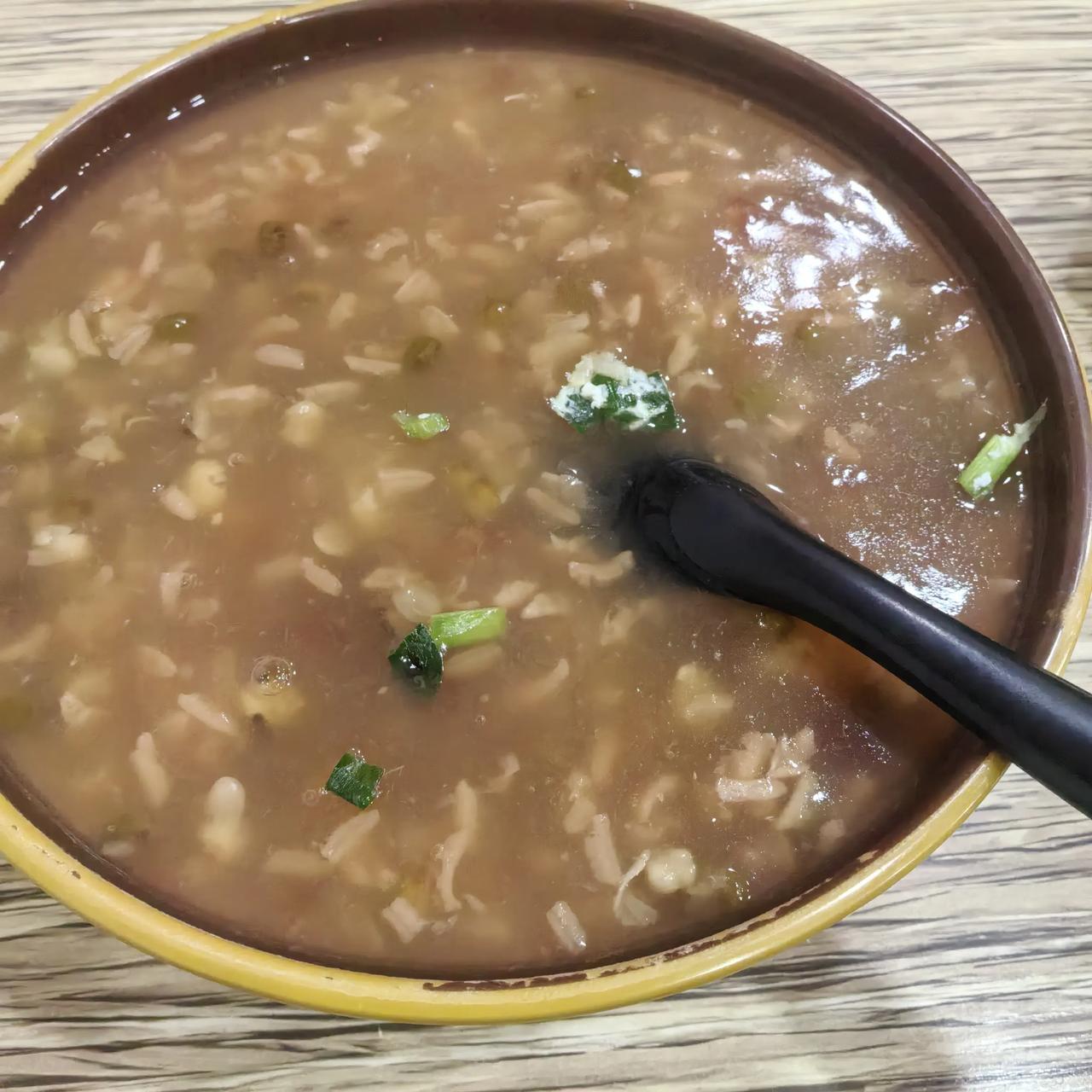 《晚餐》大米绿豆熬成粥，韭菜鸡蛋变成饼。晚餐减肥肉不食，谁能分享怎减肥。