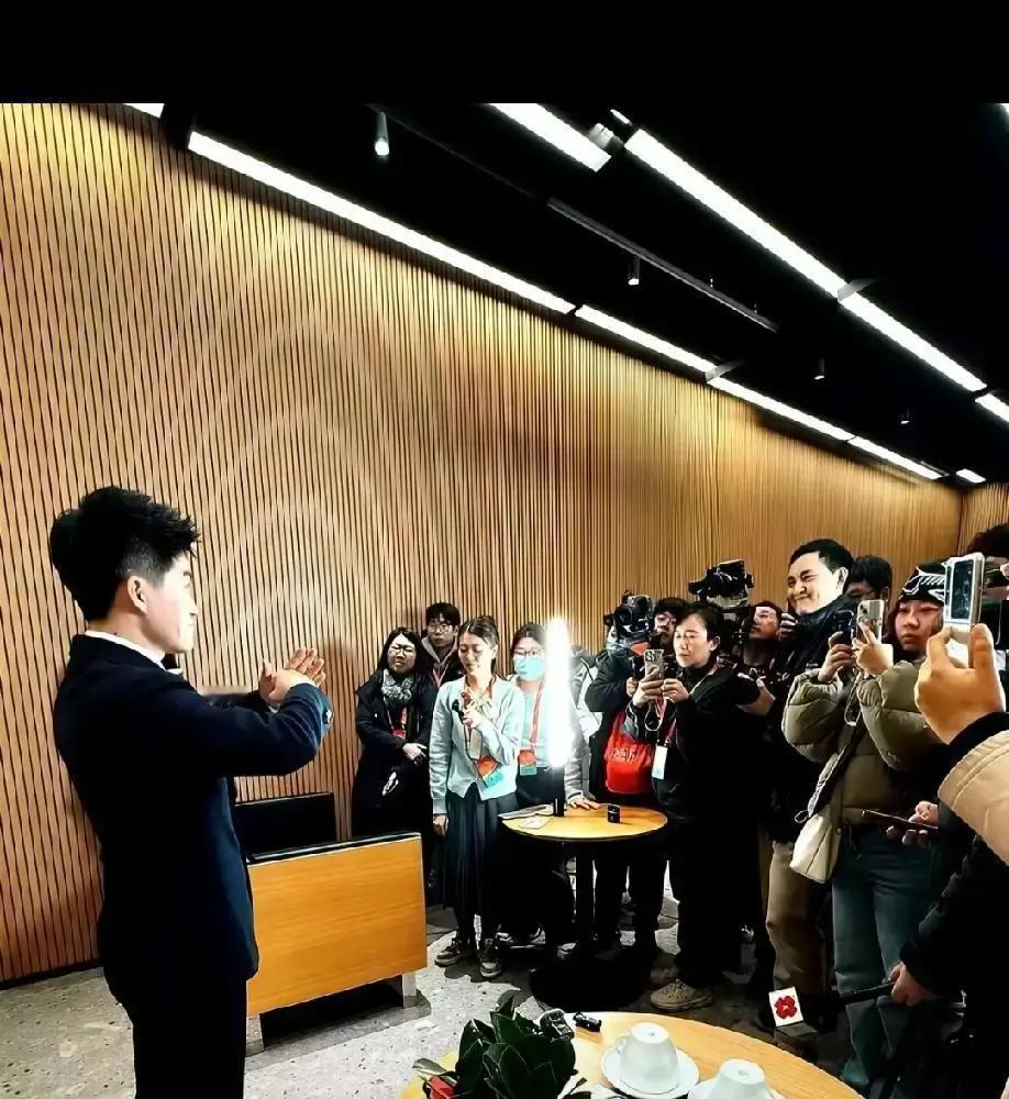 280万人挤爆直播间，只为听他说文物故宫600分钟首播那天，我守着手机从晚