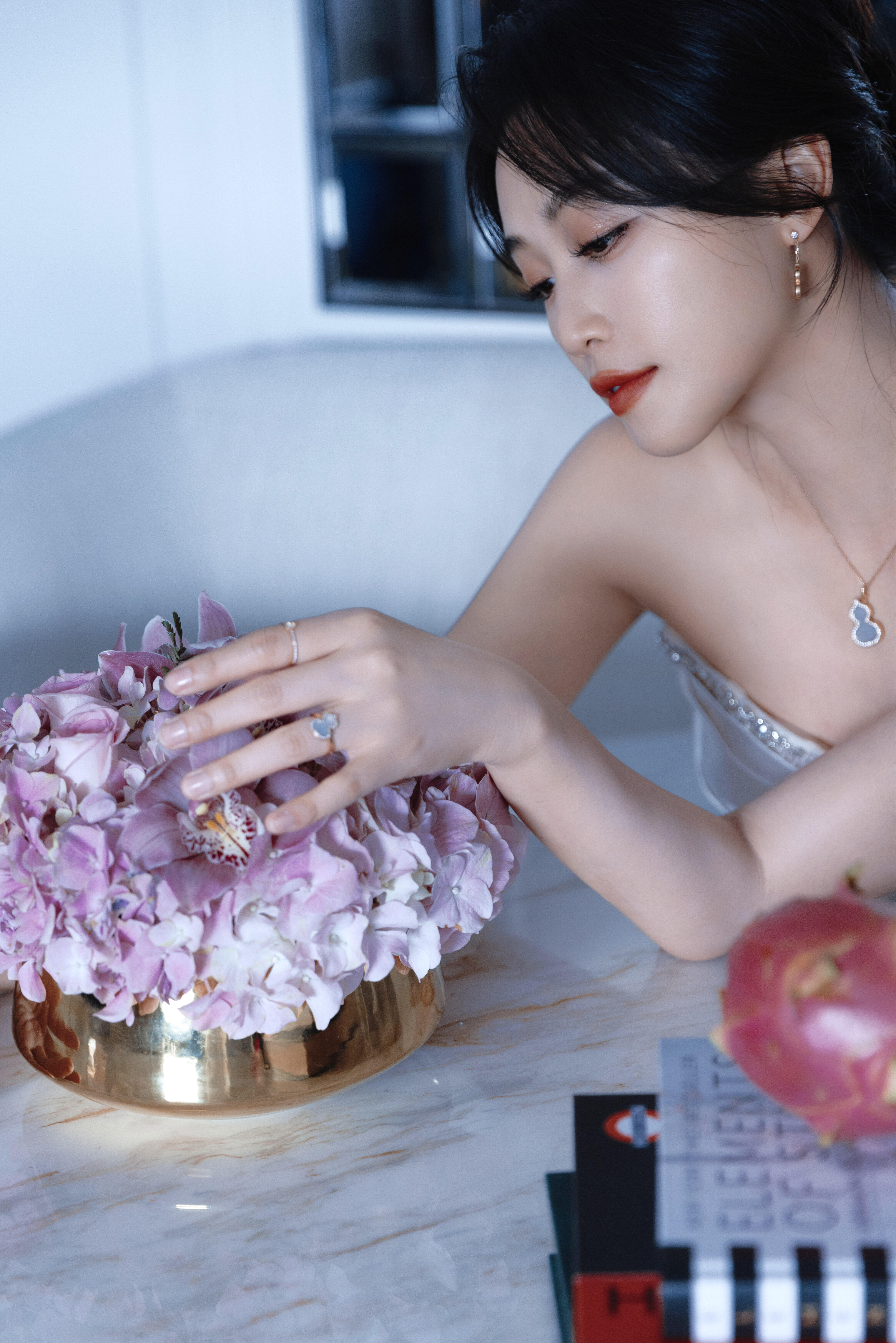 蓝盈莹央妈偏爱的正剧脸蓝盈莹央视主流审美温柔教师、谍战特工、科研女兵，题材在变，