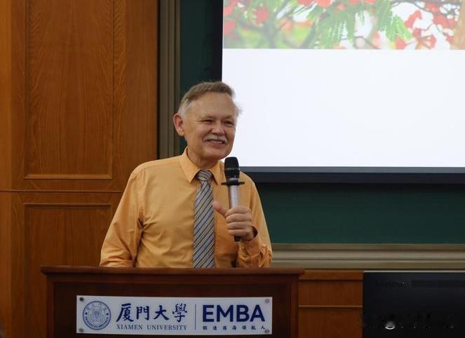 潘维廉是厦门大学的美籍教授，也是福建省第一位外籍永久居民，在中国生活了近40年，