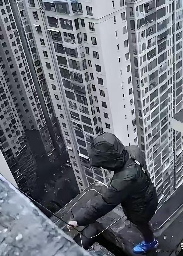 “不作就不会死！”浙江宁波，24男子为了见女友，不走寻常路，将车停好后，直奔18