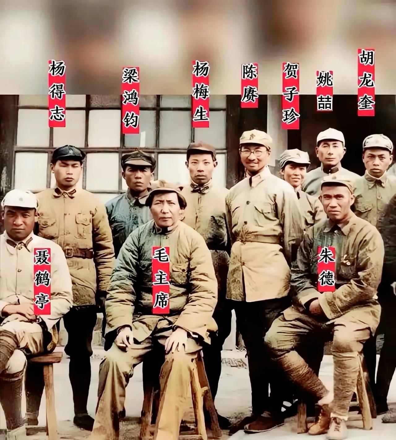 1937年延安珍贵合影：大将陈赓站着，毛主席朱老总端坐，聂鹤亭到底是什么级别？