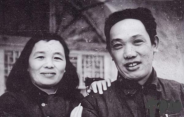 1937年，15岁漂亮女红军被敌人抓住，捆在行刑台，她挺胸抬头等着死亡降临。谁料