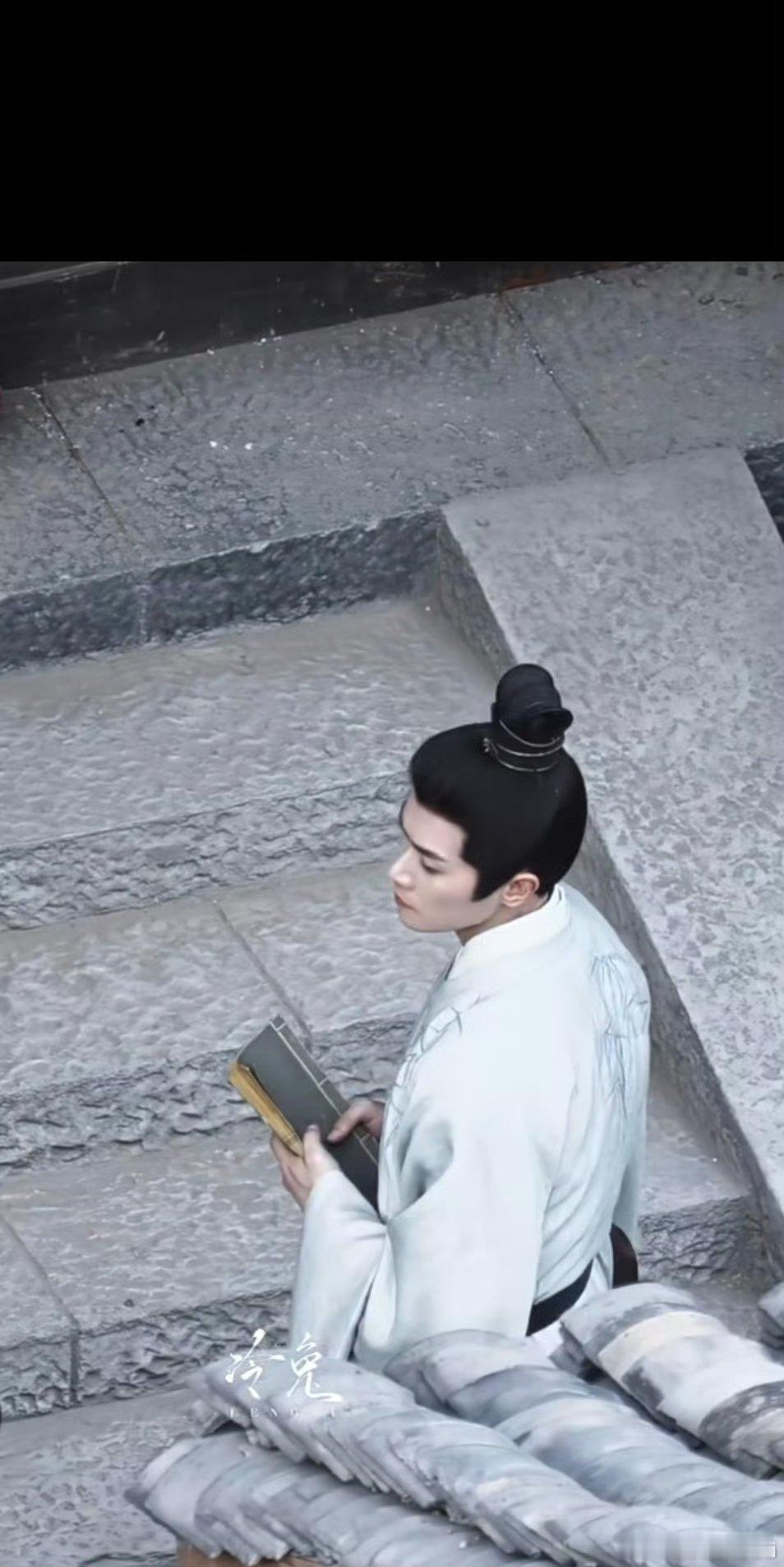 曹骏饰演宋牧川的首套造型，温润清贵，身形清瘦，谋士气质很到位