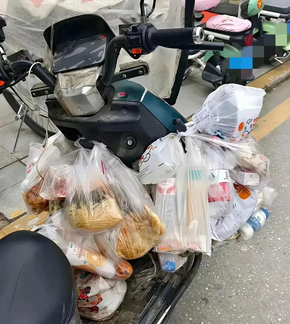 这是哪里的外卖？面条凉菜直接用塑料袋打包的！