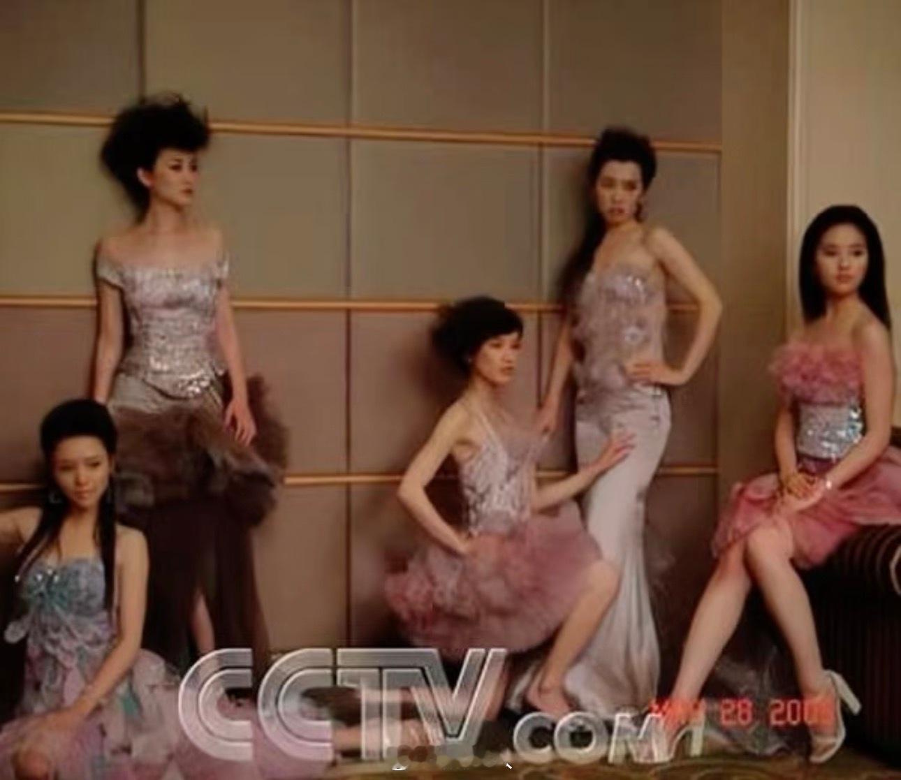 李小冉刘亦菲合照李小冉刘亦菲早期合照居然刷到了李小冉和刘亦菲的早期合照一个冷白