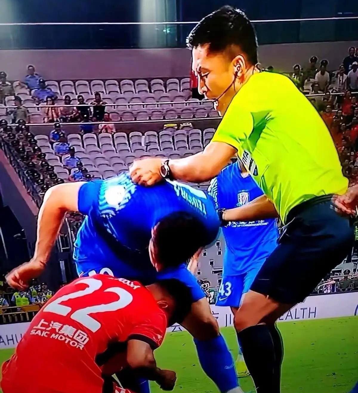 中超2025各项荣誉评选主要看数据，反倒是裁判的评选最有难度。我猜：金哨：麦