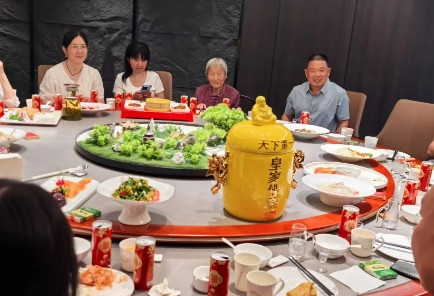 女儿男朋友家提亲完美结束，男方父母给了女儿10001，并拿来烟酒糖茶十色礼（中华