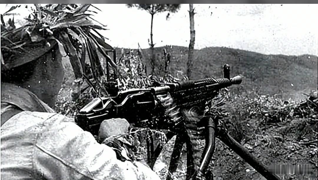 一挺机枪改写湘西战局：伤兵曾岳峰的十分钟铁血一个掉队的伤兵，一挺捷克式机枪