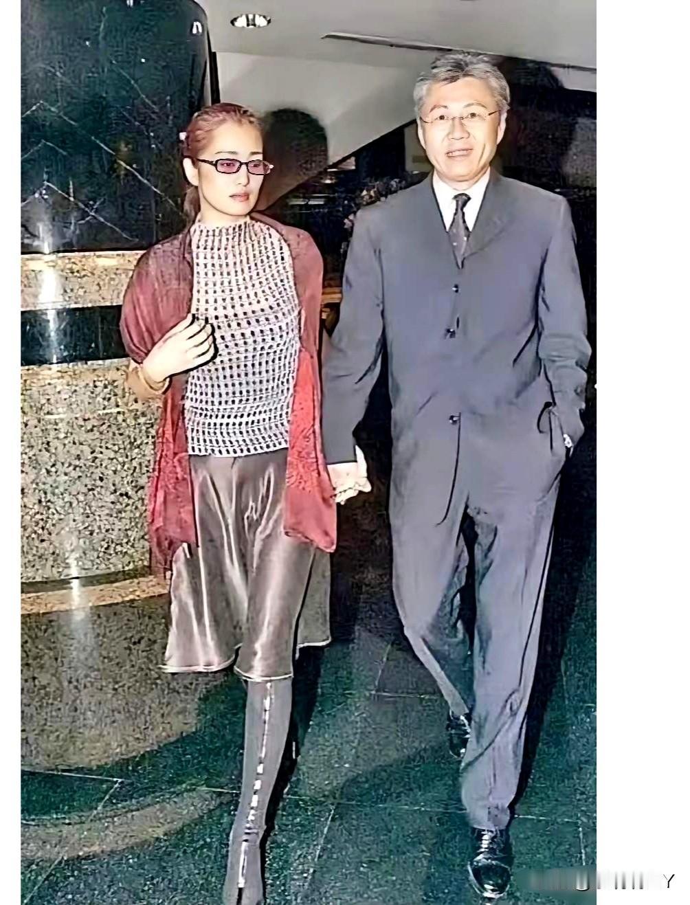 这张照片展现出了巩俐和她的第一任老公黄和祥上世纪九十年代一同出席活动时的情景，一