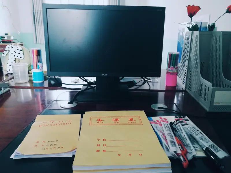 我们初中班主任费是一个月600块，如果有人愿意接我的班主任工作，我愿意自掏腰包再