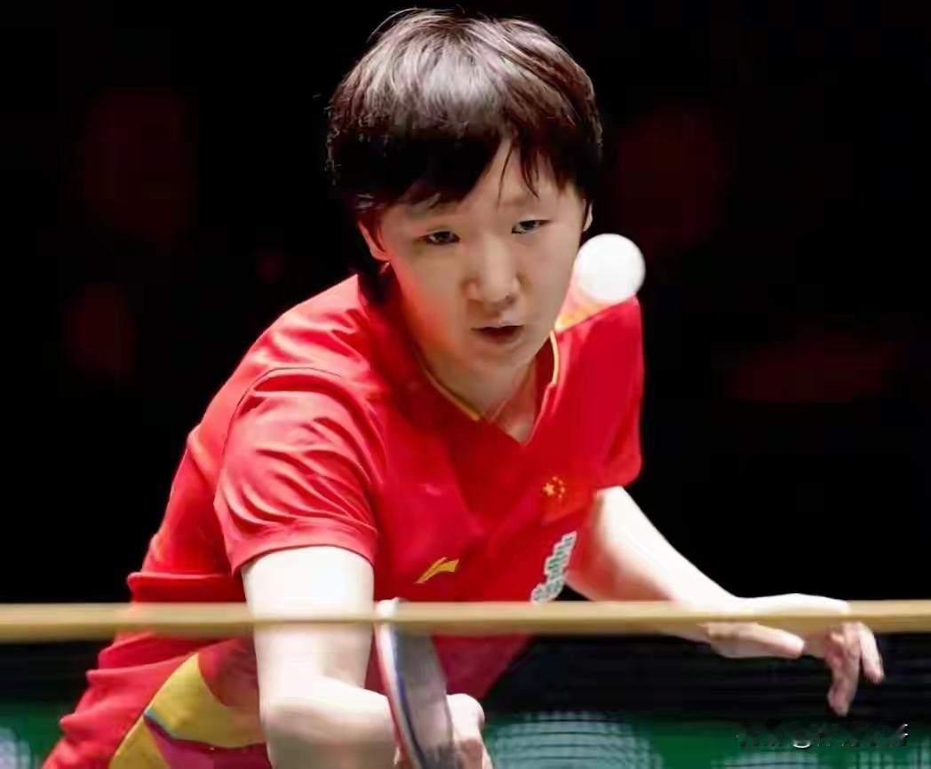 带伤参战，王曼昱让人心疼！成都混合团体世界杯，王曼昱在与日本名将伊藤美诚的比赛中