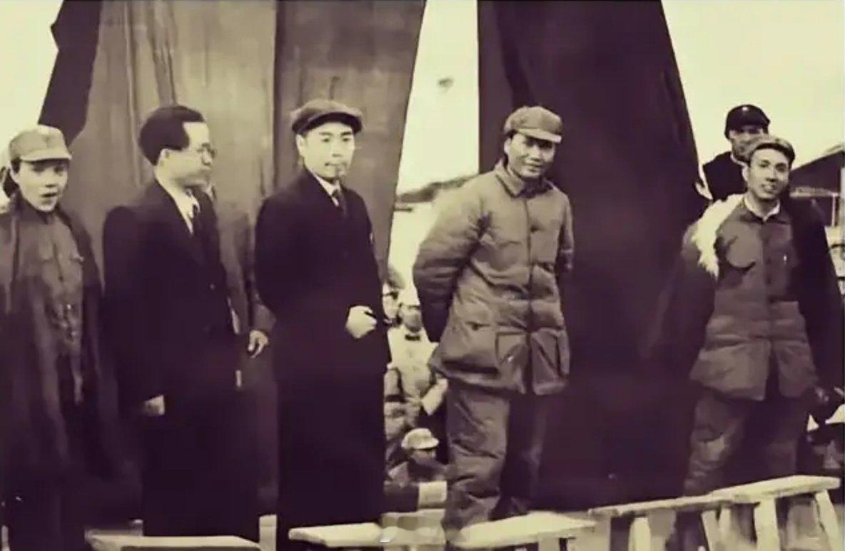 延安时期拍下的一张老照片，仔细看，最左边的一位女同志看上去很年轻有气质。