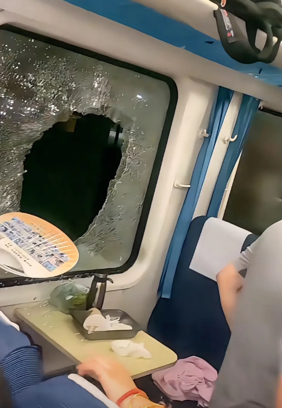 K1373次普速列车，一乘客在危机关头破窗自救这件事，给所有人都上了一课！从