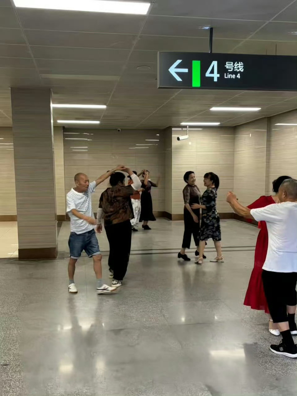 地铁内纳凉没问题，坝坝舞就有点过分了……