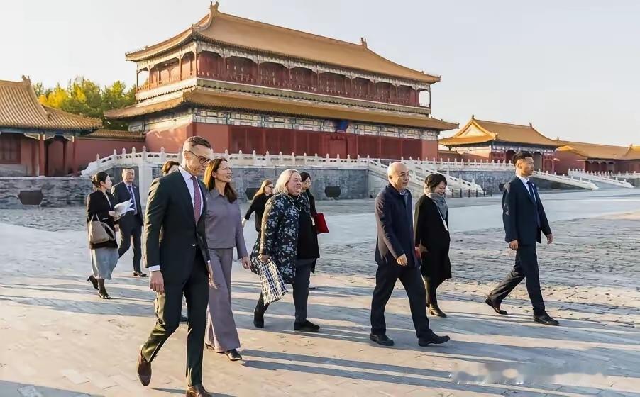 芬兰总理奥尔波访华间隙打卡故宫，还在社交平台连发动态晒体验，直呼被六百年故宫古迹
