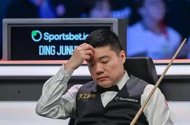 北京时间1月15日凌晨，2026斯诺克大师赛1/8决赛，丁俊晖以2-6的比分不敌