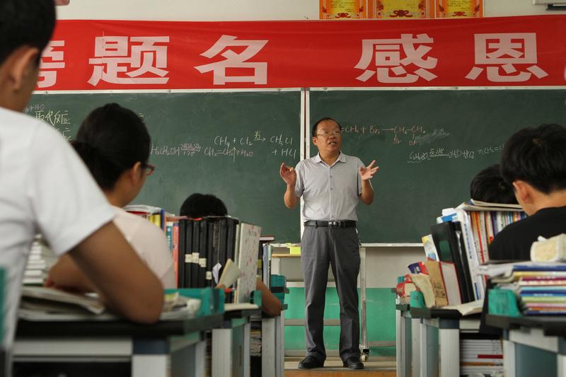 初中老师的优势：1．可以评中学高级职称。2．学生年龄大，更加听话懂事。3．