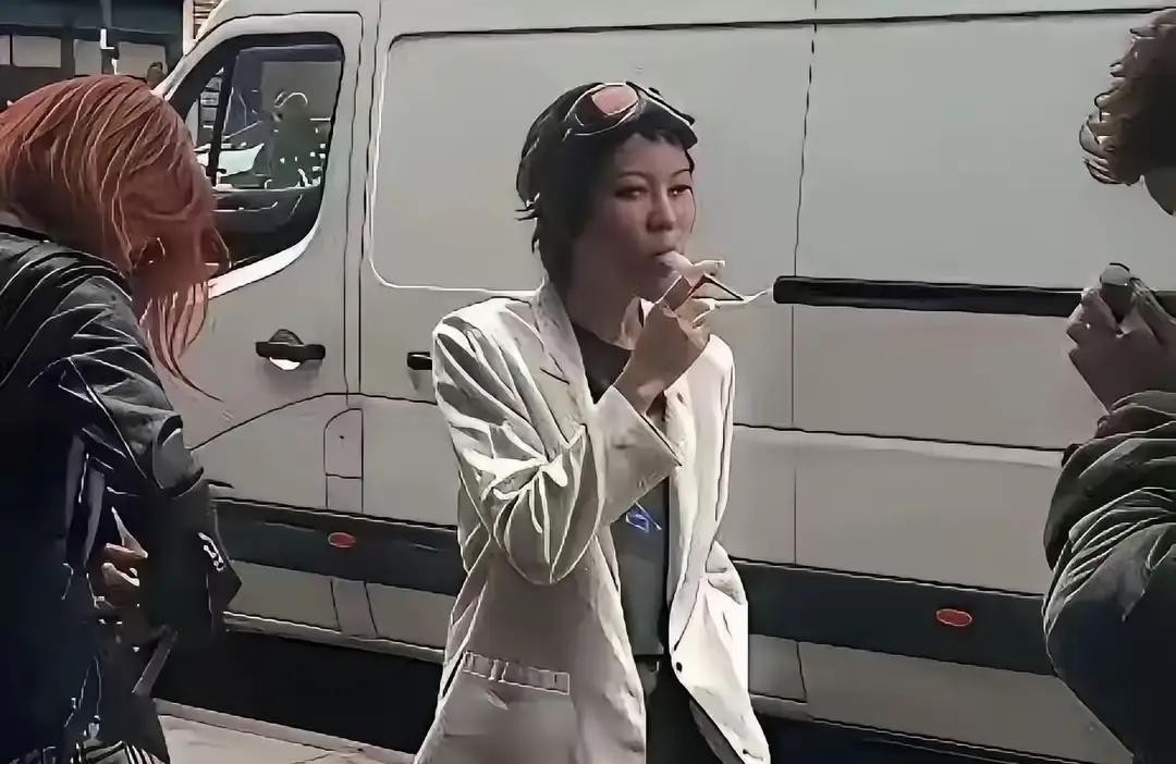 55岁的王菲坐在演唱会包厢的沙发上，手指夹着烟，她18岁的小女儿李嫣挨着她坐，嘴里吐出一口电子烟圈。